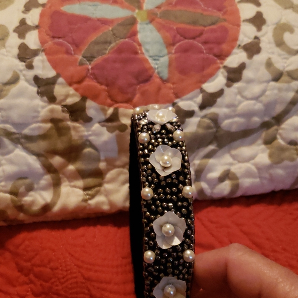 Black Elegant Hairband - Picture 2 of 2